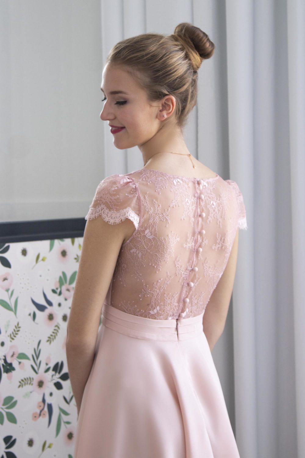 Focus sur le dos de notre robe de soirée Jeanelle avec sa dentelle de Chantilly rose poudré.