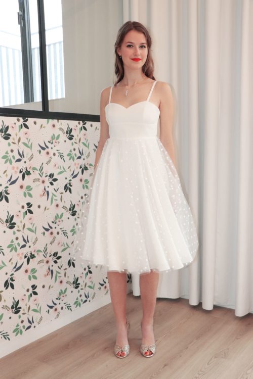 La robe de mariage civil a un haut en bustier coeur et un bas en cercle avec du tulle à pois.