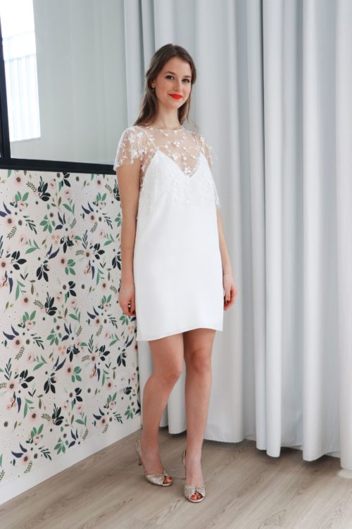 robe mariage civil bianca en crèpe et tulle brodé à petites fleurs. La robe est dans l'esprit nuisette.